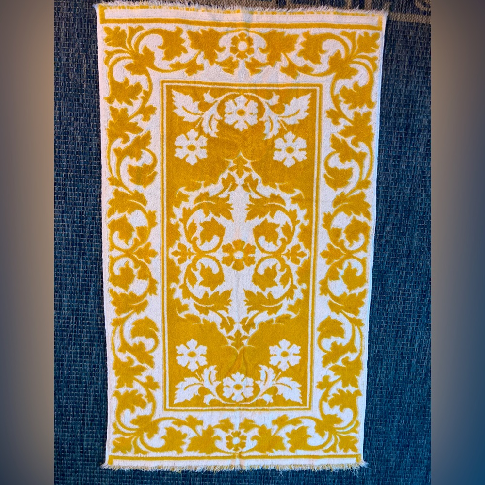 Big full size vintage towels sets single matching yellow